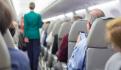 Mujer tose sobre pasajeros de avión y la corren por no usar cubrebocas (VIDEO)