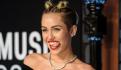 Miley Cyrus pierde su blusa en pleno concierto de fin de año