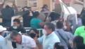 Manifestantes lanzan huevos a Mario Delgado y Mónica Rangel en SLP