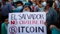 Una persona sostiene un cartel que dice 'El Salvador no quiere Bitcoin' mientras la gente participa en una protesta contra el uso de Bitcoin como moneda de curso legal, en San Salvador, El Salvador, el 7 de septiembre de 2021