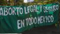 8M: Feligreses lanzan agua bendita contra feministas en Toluca (VIDEO)