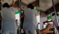 Mujer es captada en VIDEO preparándose una michelada en el transporte público; se vuelve viral en redes