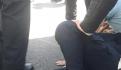Policía de CDMX empuja con los pies un auto varado en Periférico (VIDEO)