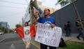 Peruanos protestan en embajada mexicana por asilo a familia de Pedro Castillo, ayer.