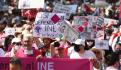 Con un Zócalo repleto y pintado de playeras rosas, inician mensajes en apoyo al INE