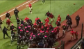 VIDEO: Aficionada realiza topless mientras baila en pleno partido de beisbol