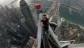 VIDEO. ¡De contrabando! Hombre escala Torre Eiffel y salta en paracaídas