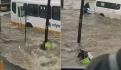 VIDEO. Tinaco de 5 mil litros navega en avenida inundada y choca contra un autobús