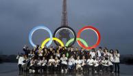 Atletas frente a la Torre Eiffel, en París, donde se celebrarán Juegos Olímpicos en 2024.