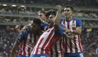 Jugadores del Guadalajara celebran un gol ante Bravos en el Clausura 2020 de la Liga MX.