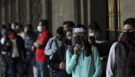 Personas portan cubrebocas y protectores a causa de la pandemia del nuevo coronavirus, en la Ciudad de México, e 1 de junio de 2020.