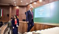 Andrés Manuel López Obrador, presidente de México, llega a su conferencia matutina del miércoles 17 de junio.