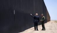 El presidente de Estados Unidos, Donald Trump con Rodney Scott, el jefe de la Patrulla Fronteriza, mientras recorre el muro fronterizo en Arizona, el 23 de junio de 2020.