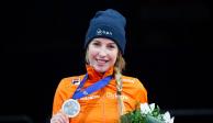 La deportista holandesa con una de las medallas que ganó en su exitosa carrera.
