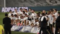 Los jugadores del cuadro merengue celebran la obtención del título luego de su triunfo sobre el Villarreal.