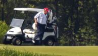 El presidente juega golf, este domingo, en el Trump National Golf Club en Sterling, Virginia.