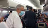 El Presidente de México, Andrés Manuel López Obrador, abordando un vuelo hacía EU para su gira de trabajo.
