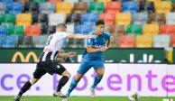 Cristiano Ronaldo conduce el esférico ante la marca de un jugador del Udinese.