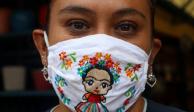 Como ella, miles de mexicanos portan el cubrebocas como medida sanitaria.