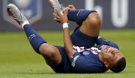 El jugador de 21 años se lamenta después del fuerte golpe que recibió en el Stade de France.