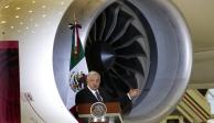 El presidente mexicano Andrés Manuel López Obrador ofreció su conferencia de prensa diaria frente al exavión presidencial en el Aeropuerto Internacional Benito Juárez de Ciudad de México.