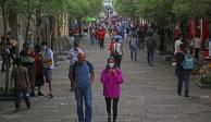 Tapatíos caminan por el corredor de la calle Morelos, en Guadalajara.
