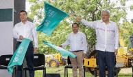 El presidente López Obrador da el banderazo de inicio de la construcción del Tren Maya en Chiapas, en junio pasado.