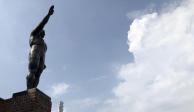 La estatua de bronce de un deportista saludando se encuentra en las afueras del Estadio Olímpico de Ámsterdam.