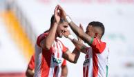 Jugadores de los Rayos festejan un gol contra el Mazatlán FC en la Jornada 4 del Guard1anes 2020.