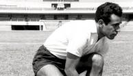 El "Siete pulmones" se amarra las agujetas antes de un partido con el América en la década de 1960.