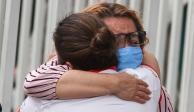 Dos mujeres se abrazan afuera de un hospital de la Ciudad de México.