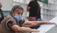 Una mujer afuera de un hospital que atiende coronavirus en la Ciudad de México.