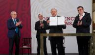 El Presidente (centro) muestra la solicitud de consulta en conferencia de prensa, el pasado 15 de septiembre.