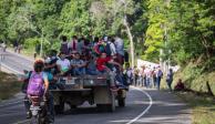 Migrantes abordan camiones para llegar a la frontera de Guatemala con México.
