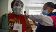 Una mujer se vacuna contra la influenza en el Estado de México.