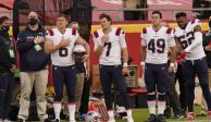 Jugadores de Patriots durante el himno de Estados Unidos antes de su duelo ante Chiefs el lunes pasado.