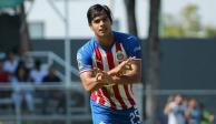 Luis Puente festeja un gol con la Sub 20 de Chivas el mes pasado.