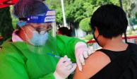 Un adolescente se vacuna contra la influenza en la Ciudad de México.