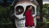 Mujer usa cubrebocas sobre Paseo de la Reforma
