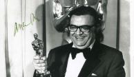 Mario Puzo al ser galardonado con el Oscar a Mejor Guion.