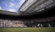 Roger Federer y Novak Djokovic disputaron la final varonil en Wimbledon en la edición del año pasado.