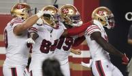 Jugadores de 49ers celebran una anotación en el juego contra Rams en la Semana 6 de la NFL.