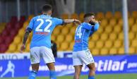 Jugadores del Napoli festejan un gol contra el Benevento en la Fecha 5 de la Serie A de Italia.