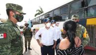 El gobernador Mauricio Vila (centro) supervisa la evacuación en zonas de riesgo por el huracán "Zeta", ayer.