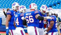 Jugadores de los Bills celebran una anotación ante los Patriots en la Temporada 2020 de la NFL