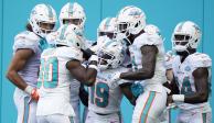 Integrantes de los Dolphins festejan un touchdown contra Rams en la Semana 8 de la NFL.