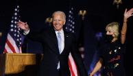 Joe Biden y su esposa Jill, anoche, en su primer evento como presidente electo  de EU, en Delaware.