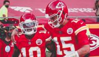 Tyreek Hill y Patrick Mahomes celebran una anotación de los Chiefs en la NFL