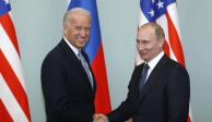 (Izq. a der.) Joe Biden, estrecha la mano del mandatario ruso Vladimir Putin, en Moscú, el 10 de marzo de 2011.