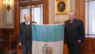 (Izq. a der.) El Presidente Andrés Manuel López Obrador y el actor Jesús Ochoa, el 19 de noviembre de 2020.